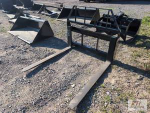 lot 86 image: Kivel 3500lb pallet forks for skid loader wit...