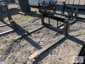 lot 89 image: Kivel 3500lb pallet forks for skid loader wit...