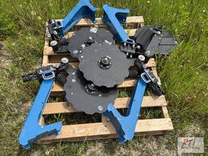 lot 12 image: Waterloo- (4) KINZE&nbspnotched single disc ...
