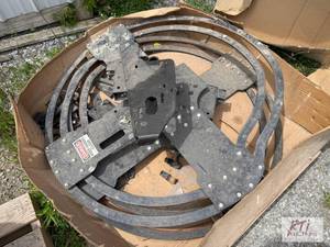 lot 56 image: Waterloo- Parts for a New Holland grain head...
