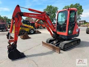lot 1 image: Kubota KX71-3 mini excavator, cab, ...