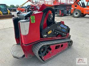 Toro Dingo TX-1000 stand on track s...