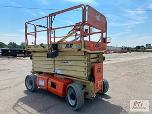 lot 11 image: JLG M4069 hybrid electric scissors ...