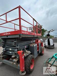 lot 19 image: 2016 Skyjack SJ8841 rough terrain s...