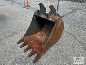 lot 22 image: Kubota 24 inch digging bucket with ...
