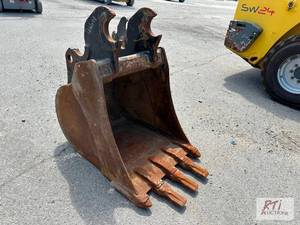 lot 23 image: 24-inch digging bucket with Kubota ...