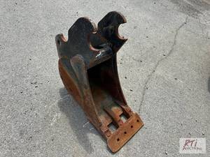 lot 24 image: 12-inch digging bucket with Kubota ...