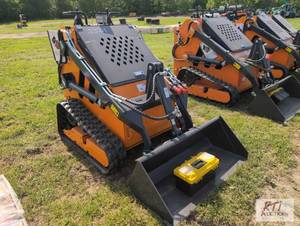 lot 7 image: LandHonor T460 track skid loader, 4...