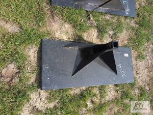 lot 106 image: Kivel hitch receiver for skid loade...