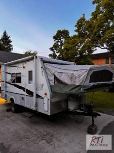 lot 14 image: 2007 Atiqua&nbspHybrid camper. Kit...