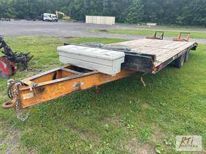 lot 22 image: 2000 Econoline 22ft deckover traile...