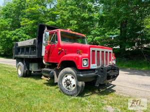 lot 34 image: 1998 International 2574 single axle...