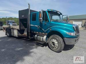 lot 38 image: 2007 International 4400 SA flatbed...