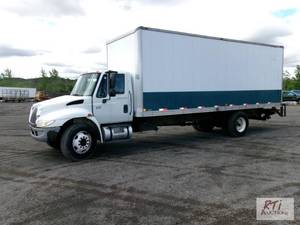 lot 39 image: 2006 International 24ft box truck. ...