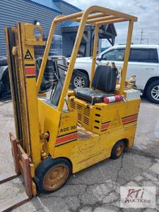 lot 69 image: CLARK AC-30 Forklift. Not Running. ...