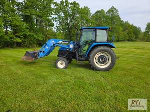 lot 71 image: New Holland TL90 tractor. 2WD. 52LB...