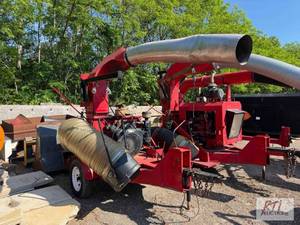 lot 73 image: 2004 Giant Vac V465D leaf vacuum. G...
