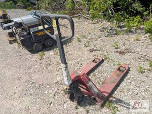lot 222 image: Pallet Jack. 5500Lb capacity 36 fo...
