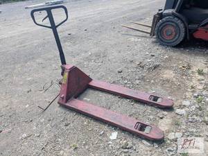 lot 224 image: Pallet Jack. Red.&nbspItem is loca...