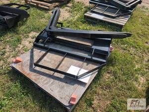 lot 18 image: AGT pallet forks for skid loader wi...
