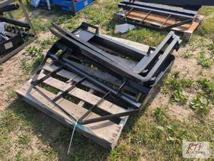lot 30 image: AGT pallet forks for skid loader wi...