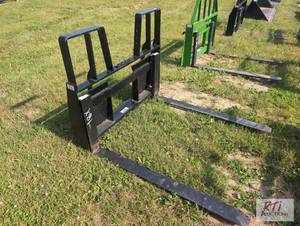 lot 69 image: Kivel 4200lb step through pallet fo...