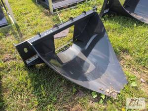 lot 136 image: Wolverine 36in tree spade bucket. ...