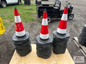 lot 165 image: 50X Reflective traffic cones, 30in ...