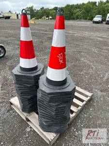 lot 166 image: 50X Reflective traffic cones, 30in ...