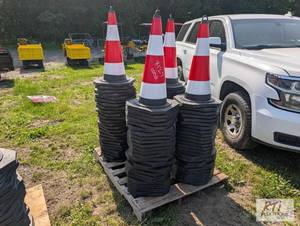 lot 167 image: 100X Reflective traffic cones, 30in...