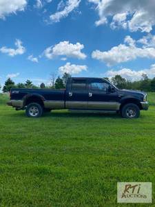 lot 3 image: 2000 Ford F350 Lariat Crew Cab Pick...