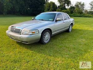 lot 33 image: 2010 Mercury Grand Marquis. VIN2ME...