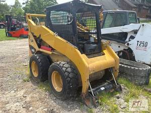 lot 92 image: CAT 242B skid steer loader. Parts m...