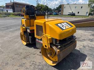 lot 101 image: Cat CB-224D vibratory asphalt rolle...