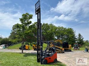 lot 107 image: Toyota 3 stage forklift. Model 8FGC...