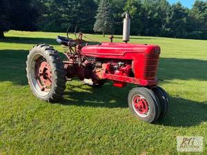 lot 123 image: Farmall H tractor. Runs and operate...