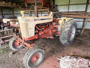 lot 124 image: Case 930 Comfort King tractor. Hour...