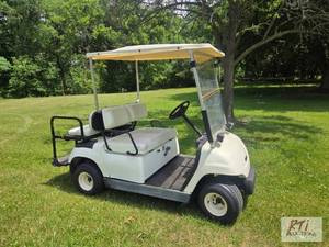 lot 135 image: 2002 Yamaha club golf cart. Gas. Ba...