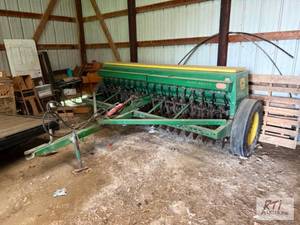 lot 167 image: JOHN DEERE 8250 Grain drill. 10 plu...