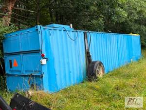 lot 174 image: 40FT Storage container with wheels....