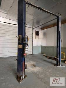 lot 284 image: Rotary 9,000LB Vehicle Lift. Model...
