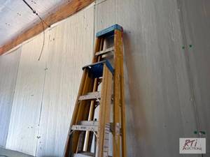 lot 334 image: Fiberglass, folding step ladders. 1...