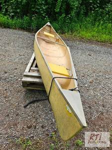 lot 373 image: 16ft canoe. Item is located in Haml...