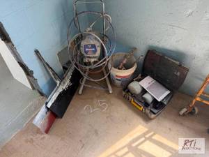 lot 380 image: 2 Power paint sprayers. Magnum and ...