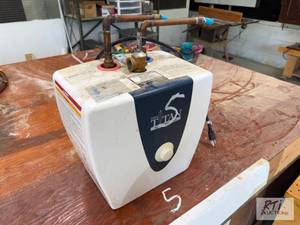 lot 383 image: 2.5 GL on-demand electric hot water...
