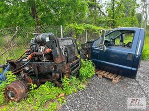 lot 384 image: 2007 Ford F750 cab and interior. Cu...