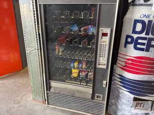 lot 398 image: AP Snackshop 7600 snack vending mac...