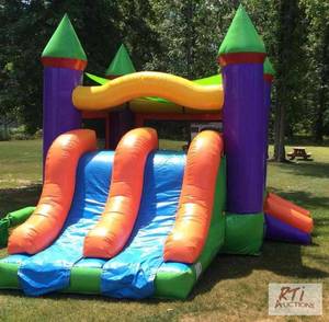 lot 422 image: Double slide inflatable. Functio...