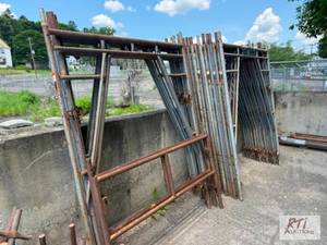 lot 452 image: Large quantity of scaffolding with ...