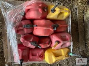 lot 461 image: Lot of gas cans.&nbspItem is locat...